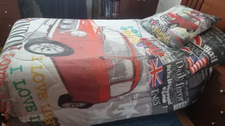 Edredón multicolor con diseño de coche rojo