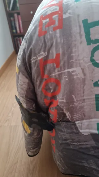 Edredón multicolor con diseño de coche rojo