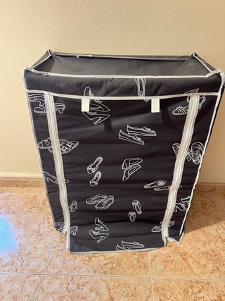 Zapatero de tela negro