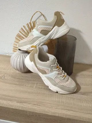 Zapatillas deportivas beige y blancas