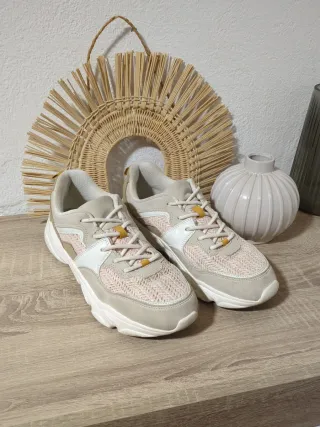Zapatillas deportivas beige y blancas