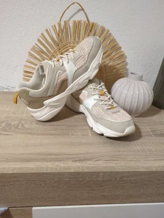 Zapatillas deportivas beige y blancas