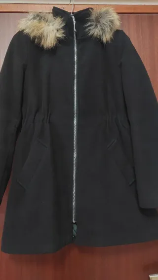Cappotto nero con zip e cappuccio