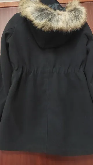 Cappotto nero con zip e cappuccio