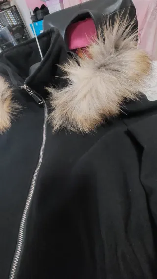 Cappotto nero con zip e cappuccio