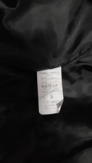 Cappotto nero con zip e cappuccio