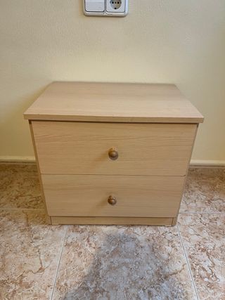 Mesilla de noche de madera clara