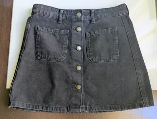 Falda vaquera negra con botones