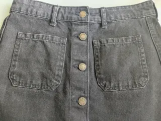 Falda vaquera negra con botones