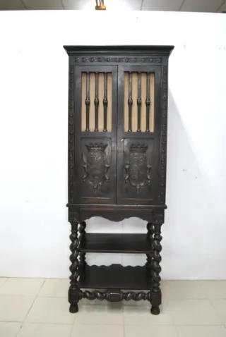 Antiguo Mueble de madera tallada con escudos