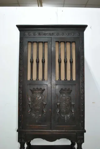 Antiguo Mueble de madera tallada con escudos