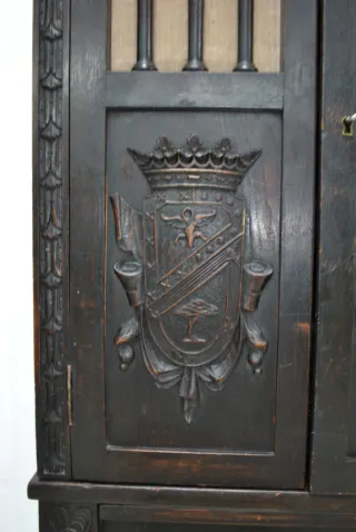 Antiguo Mueble de madera tallada con escudos