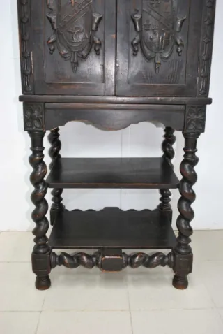 Antiguo Mueble de madera tallada con escudos