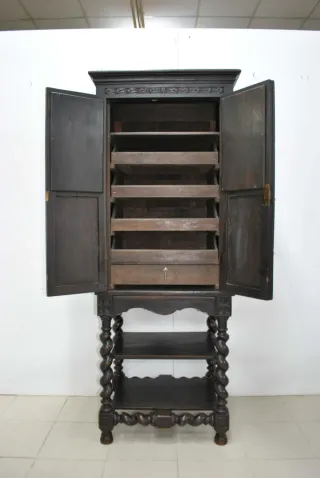 Antiguo Mueble de madera tallada con escudos