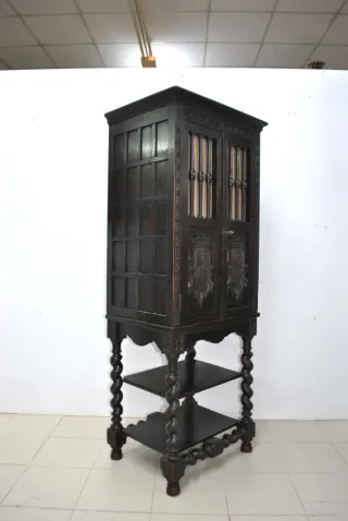Antiguo Mueble de madera tallada con escudos