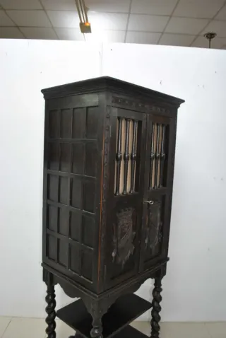 Antiguo Mueble de madera tallada con escudos