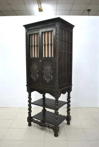 Antiguo Mueble de madera tallada con escudos