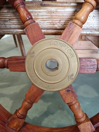 Timón de barco de madera