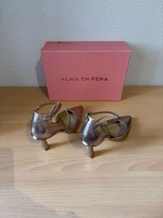 Zapatos Alma en Pena Piel Tacón Dorado/Plateado