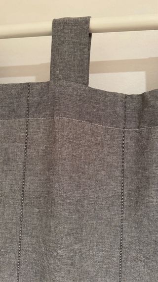 Cortina gris IKEA con barra blanca