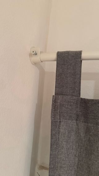 Cortina gris IKEA con barra blanca