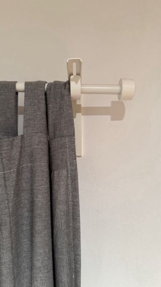 Cortina gris IKEA con barra blanca