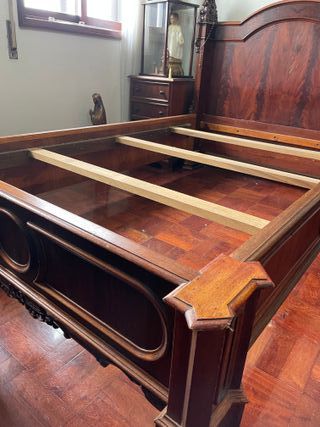 Cama de madeira antiga