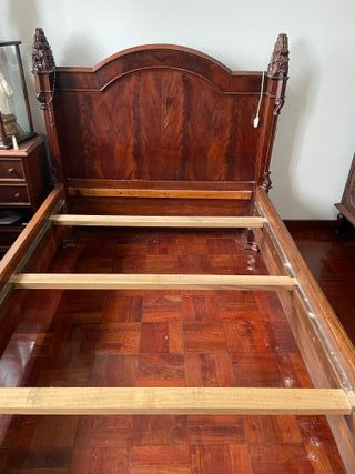 Cama de madeira antiga