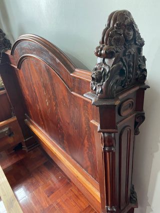 Cama de madeira antiga