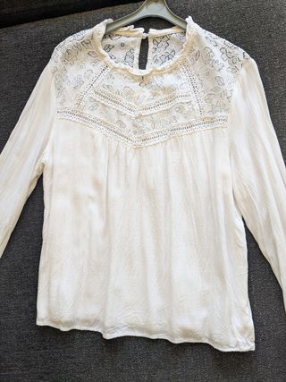 Blusa blanca con encaje Talla S