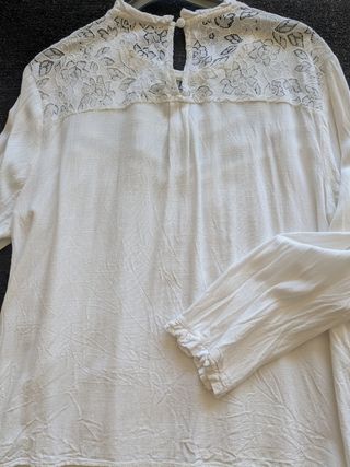 Blusa blanca con encaje Talla S