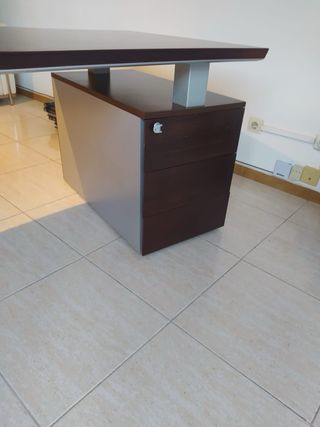 Mesa de despacho moderna marrón y gris