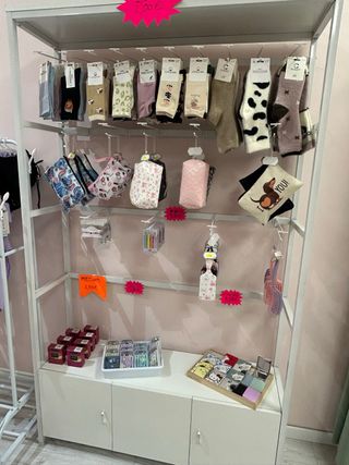 Estantería expositora con pinchos