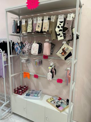 Estantería expositora con pinchos