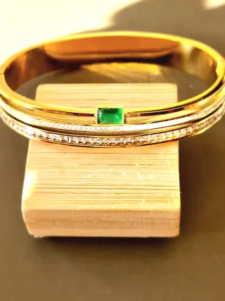 Pulsera dorada con cristales