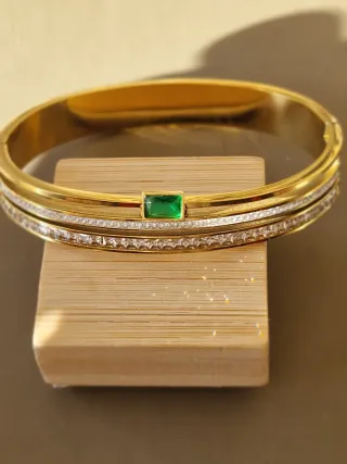 Pulsera dorada con cristales