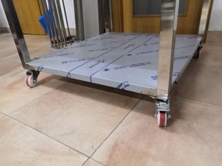 Mesa acero inox central con estante y ruedas