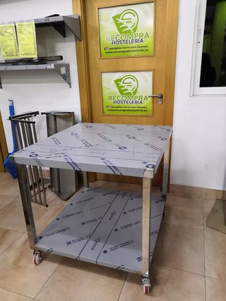 Mesa acero inox central con estante y ruedas