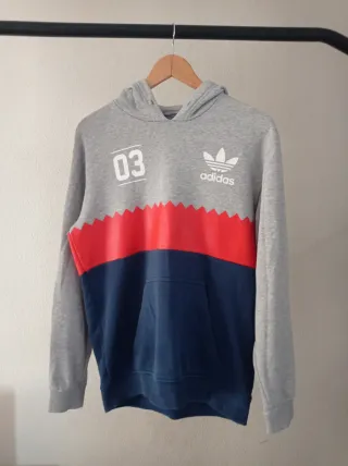 Sudadera Adidas gris, roja y azul