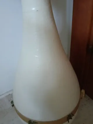 Jarrón blanco con flores y tapete