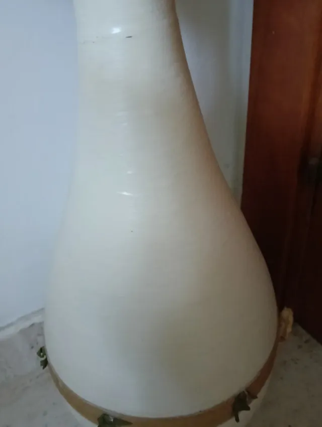 Jarro branco com flores e tapete