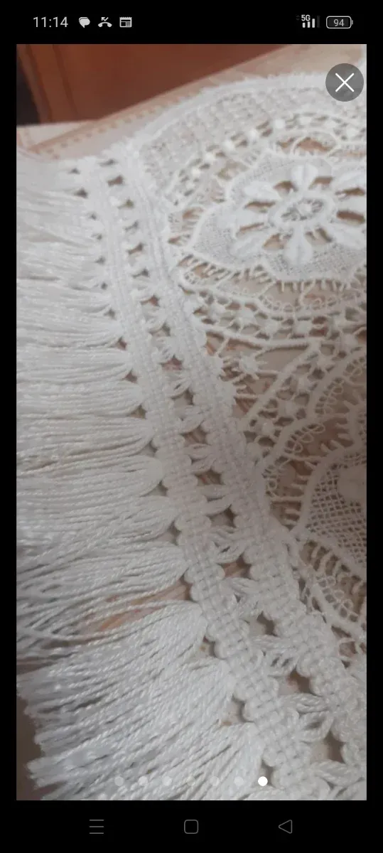 Jarro branco com flores e tapete