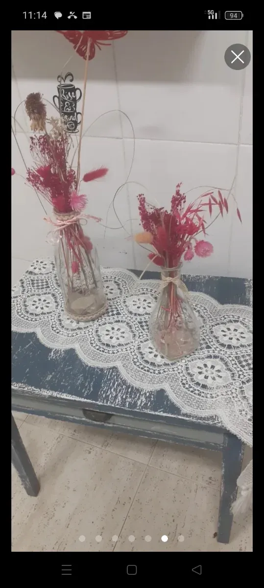 Jarro branco com flores e tapete