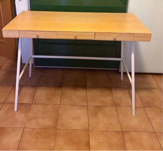 Escritorio de bambú y metal