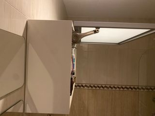 Armario de baño metálico y cristal