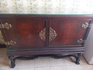 Bufet antiguo de madera con detalles dorados