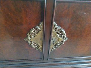 Bufet antiguo de madera con detalles dorados