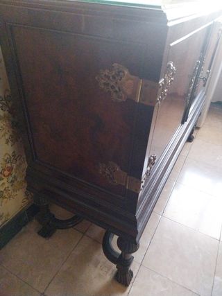 Bufet antiguo de madera con detalles dorados