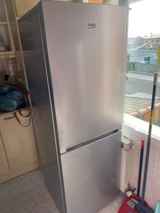 Frigorífico Beko plateado