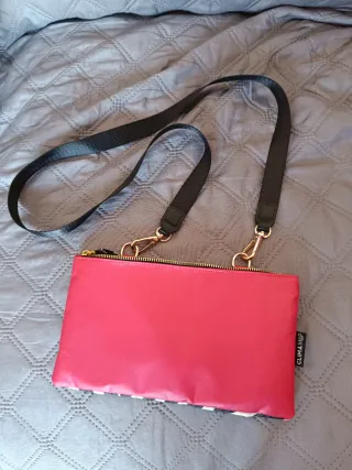 Bolso de mano rojo con correa